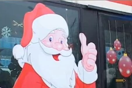 Renii au luat vacanţă! Moş Crăciun s-a plimbat cu metroul prin Bucureşti