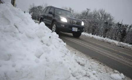 Toate drumurile naţionale şi judeţene din Vaslui, blocate de zăpadă, au fost deschise circulaţiei