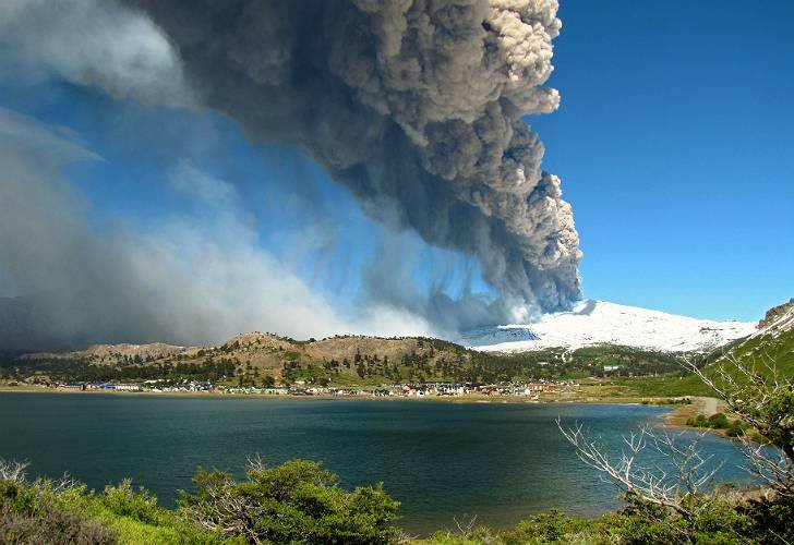 E stare de alertă în Chile. Oamenii sunt forţaţi să îşi părăsească locuinţele din cauza vulcanului Copahue 