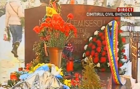 Lacrimi la mormântul lui Nicolae Ceauşescu. Sute de oameni s-au perindat astăzi în cimitirul Ghencea 