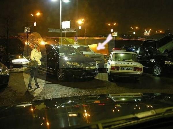 N-o să îţi vină să crezi ce a făcut şoferiţa asta în parcarea unui mall. Ea plecase la shopping 184937