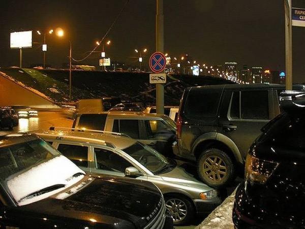 N-o să îţi vină să crezi ce a făcut şoferiţa asta în parcarea unui mall. Ea plecase la shopping 184939