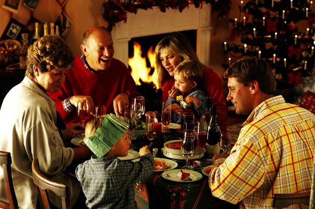 Pentru unii Ajunul Crăciunului a însemnat mese întinse şi familia adunată în jurul bradului, alţii au rupt ringul de dans, în cluburi