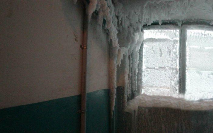 Aşa arată un BLOC, în care locuiesc oameni. Temperatura din interior e de -59 de grade Celsius! 185021