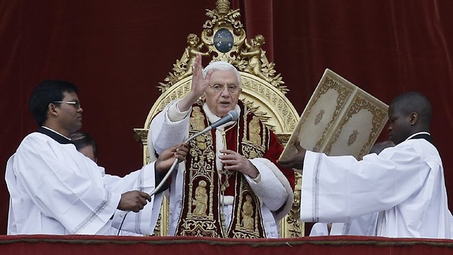 Ce a făcut un român în timp ce Papa Benedict ţinea slujba de Crăciun la Vatican. În 2011 a revoltat întreaga lume cu gestul său