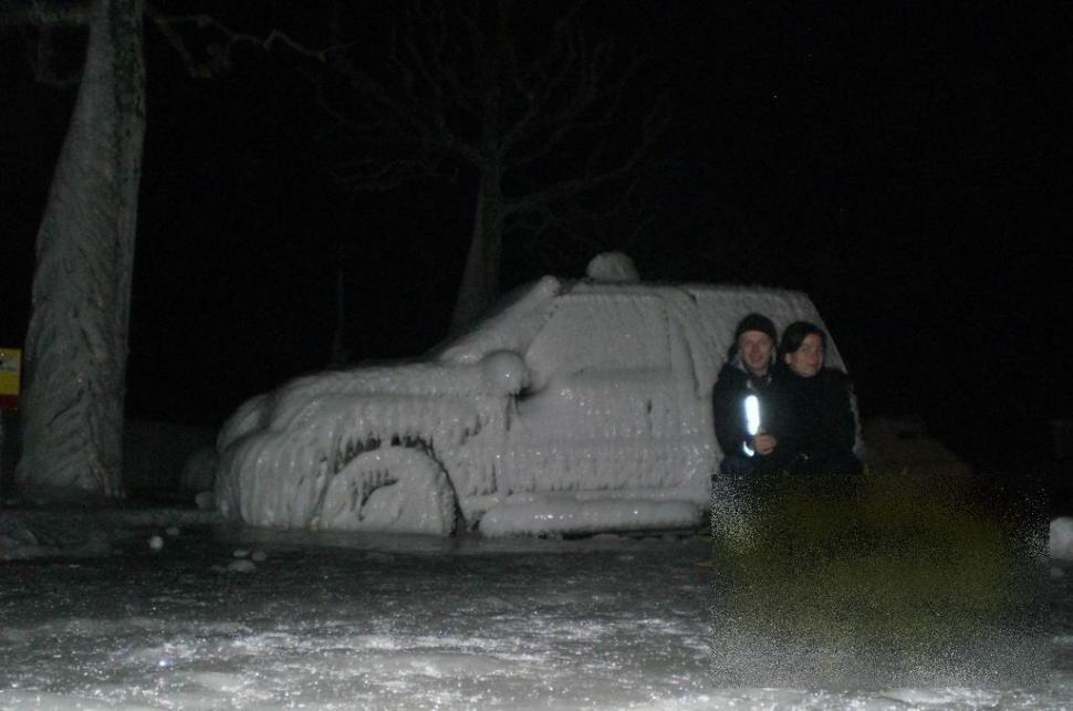 Nu le-a venit să creadă când au văzut ce face femeia asta afară, în miez de noapte. Era chiar lângă maşina ei 185011