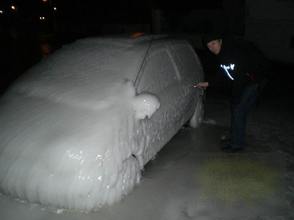 Nu le-a venit să creadă când au văzut ce face femeia asta afară, în miez de noapte. Era chiar lângă maşina ei 185013