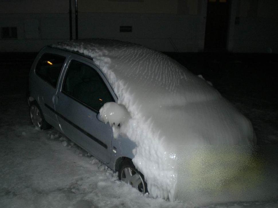 Nu le-a venit să creadă când au văzut ce face femeia asta afară, în miez de noapte. Era chiar lângă maşina ei 185015