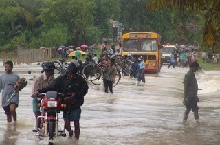 După cinci luni de secetă, inundaţiile au devastat Sri Lanka. Zeci de persoane au murit şi sute de mii de oameni au rămas fără locuinţe