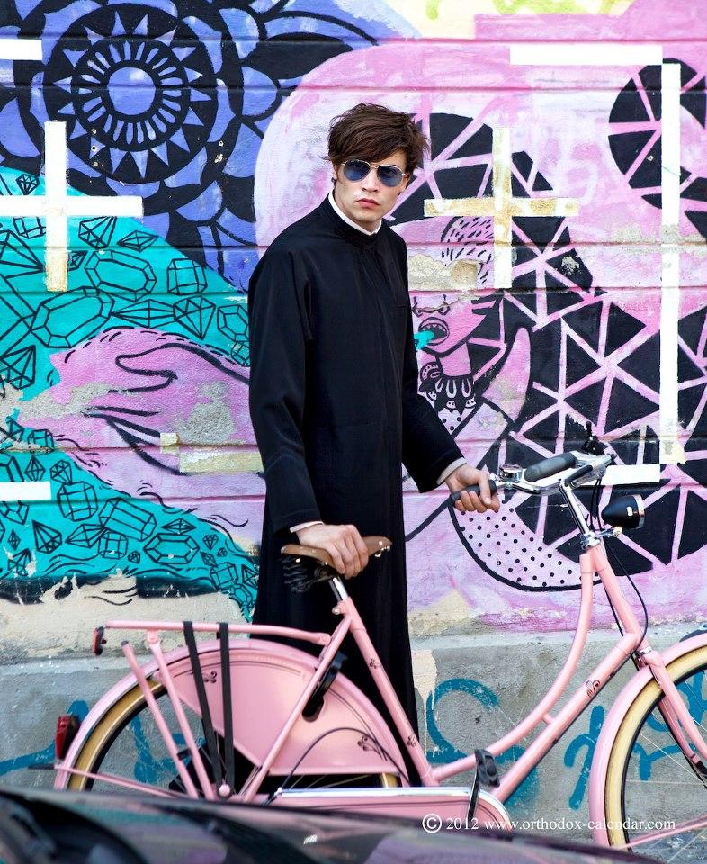 Calendarul "ortodox" care A INFLAMAT Patriarhia Română. Aşa-zişi preoţi români, în ipostaze PROVOCATOARE 185327