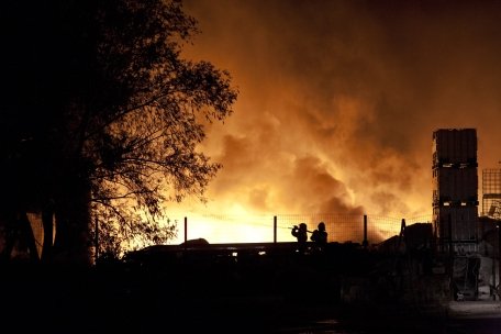 Buzău. Incendiu violent la o fermă de animale. Peste 30 de pompieri au intervenit pentru stingerea focului