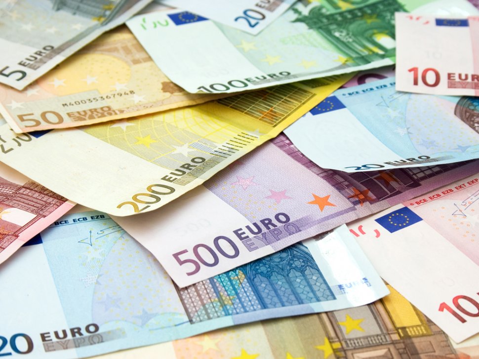 Euro a crescut cu 6% faţă de 2011. Cum a evoluat moneda europeană în ultimele 12 luni