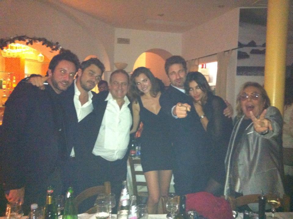 Mădălina Ghenea a petrecut revelionul alături de Gerard Butler. Actriţa a postat pe Facebook o imagine de la petrecere 185571