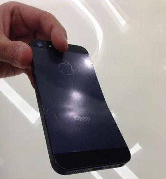 Ce s-a întâmplat cu iPhone-ul lui după ce l-a băgat în buzunar. Vi se poate întâmpla şi vouă, dacă nu sunteţi atenţi 185648