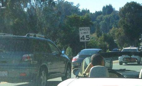 Numărul pe care îl are această maşină i-a făcut pe ceilalţi şoferi să claxoneze non-stop în trafic 185779