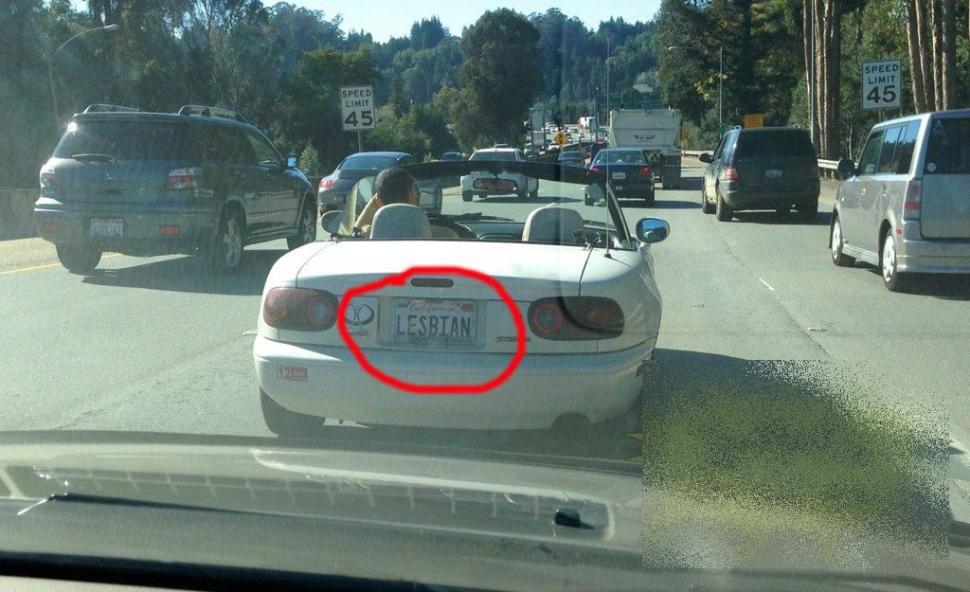 Numărul pe care îl are această maşină i-a făcut pe ceilalţi şoferi să claxoneze non-stop în trafic 185780