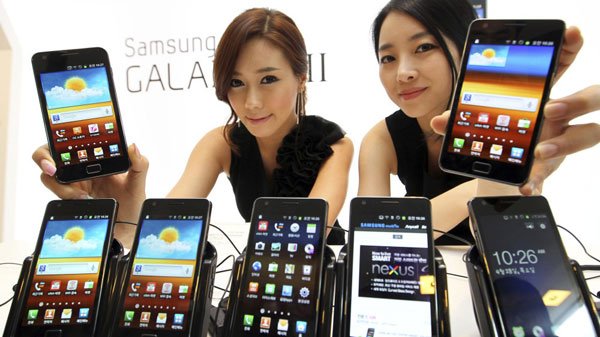 Samung se va distanţa de Apple pe piaţa smarphone-urilor în 2013