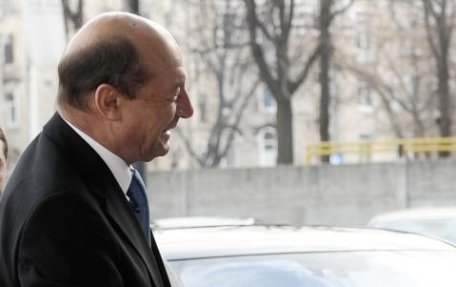 Traian Băsescu este încă în vacanţă. Preşedintele s-a plimbat cu snowmobilul duminică