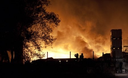 Incendiu puternic la un centru de butelii din Argeş. Un bărbat, rămas blocat în clădire, a fost găsit carbonizat