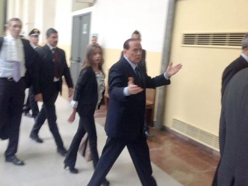 Berlusconi: Sunt victima a trei judecătoare feministe şi comuniste