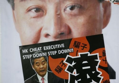 Parlamentarii din Hong Kong cer suspendarea liderului susţinut de Beijing