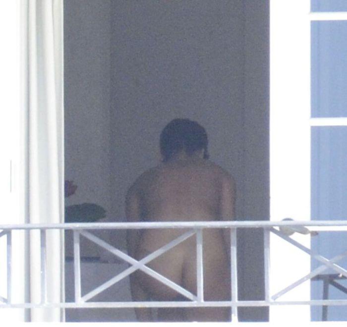 BOMBA care a explodat imediat ce paparazzii au publicat aceste imagini. Vedeta mondială care a făcut asta în camera ei de hotel 186764