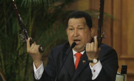 &quot;Poporul este cu el&quot;. Mii de manifestanţi au ieşit în stradă, în semn de solidaritate cu Chavez