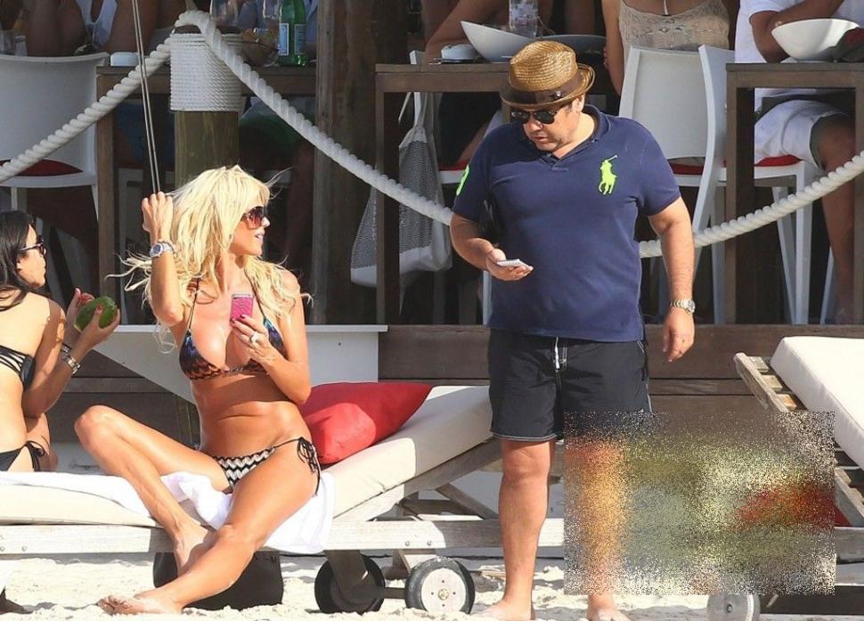 Pe plajele luxoase de pe Coasta de Azur, toată lumea îi plângea de milă. Dacă vezi ce iubit are, vei înţelege 186990