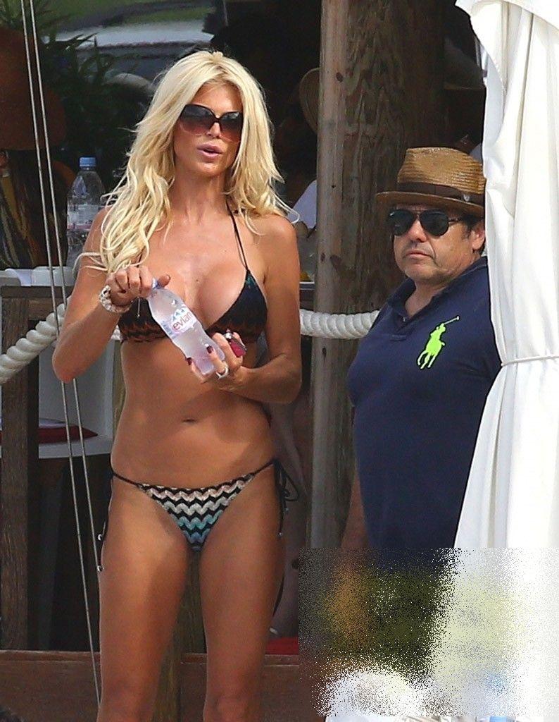 Pe plajele luxoase de pe Coasta de Azur, toată lumea îi plângea de milă. Dacă vezi ce iubit are, vei înţelege 186992