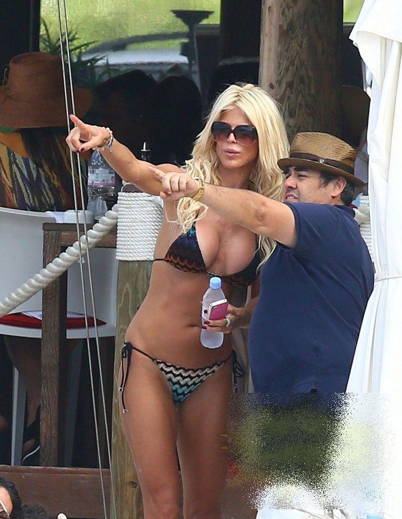 Pe plajele luxoase de pe Coasta de Azur, toată lumea îi plângea de milă. Dacă vezi ce iubit are, vei înţelege 186993