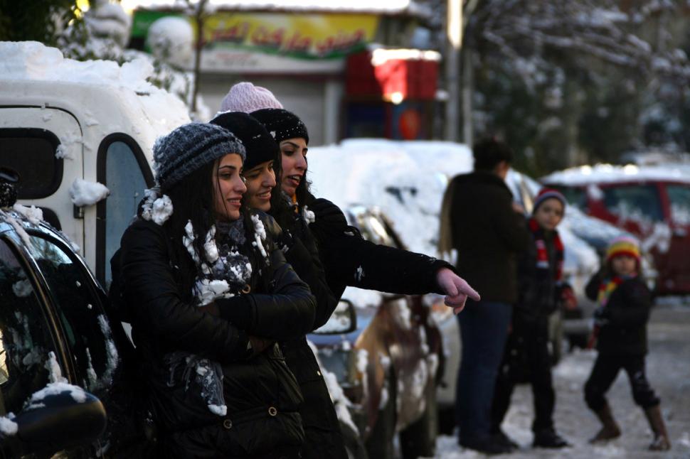 Zăpada a adus un armistiţiu nesperat într-un Damasc distrus de războiul civil 187105