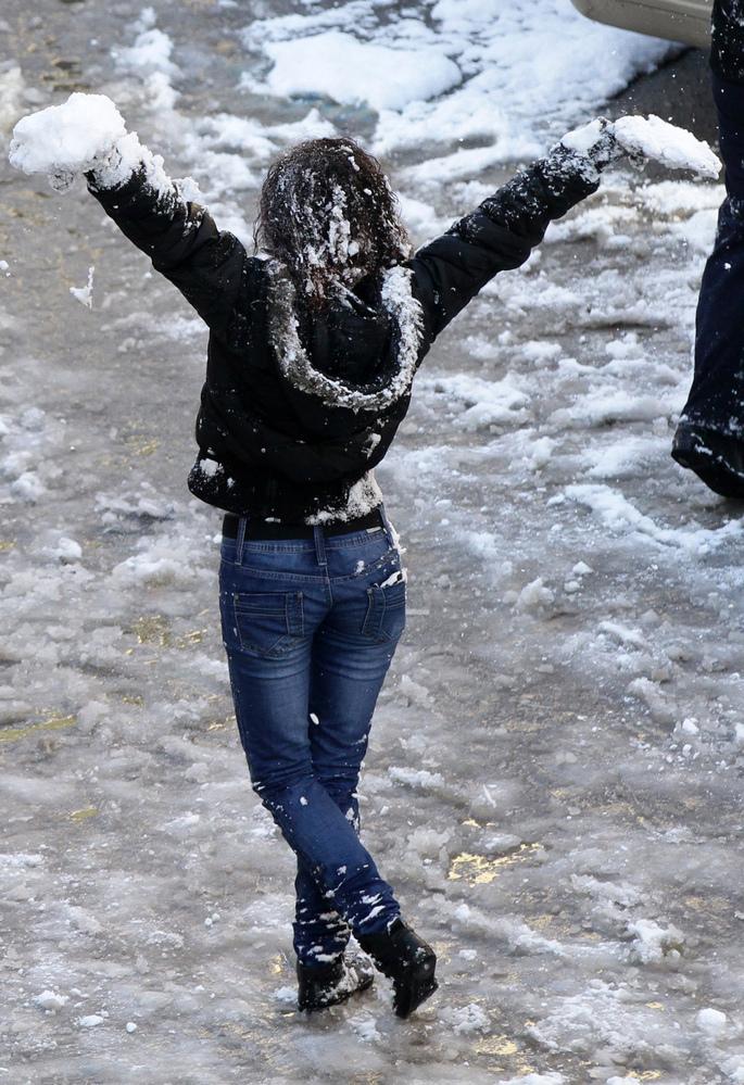 Zăpada a adus un armistiţiu nesperat într-un Damasc distrus de războiul civil 187106