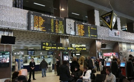 Peste 140 de oameni au dormit în aeroport din cauza unei defecţiuni a avionului