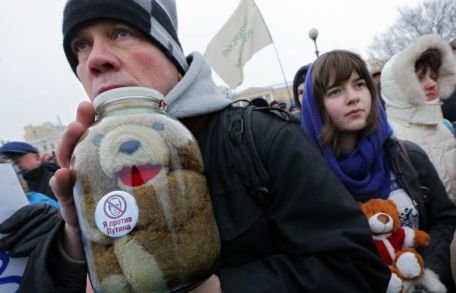 Aproximativ 20.000 de ruşi au manifestat faţă de legea care interzice adoptarea copiilor ruşi de către americani
