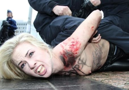 Patru militante Femen s-au dezbrăcat în piaţa San Pietro, în timp ce Papa rostea rugăciunea Angelus 