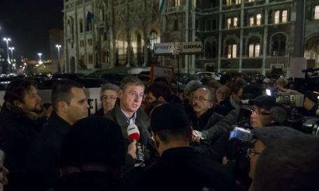 Sute de maghiari au manifestat faţă de declaraţiile rasiste, referitoare la romi, ale unui lider politic