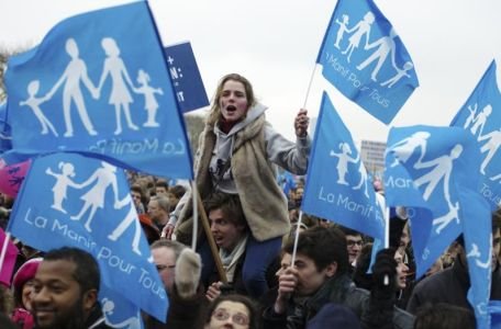 SUTE DE MII de oameni s-au adunat la Paris pentru a protesta faţă de legalizarea căsătoriilor gay