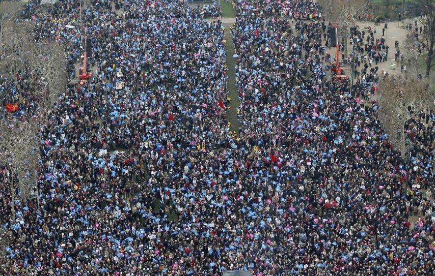 SUTE DE MII de oameni s-au adunat la Paris pentru a protesta faţă de legalizarea căsătoriilor gay 187327