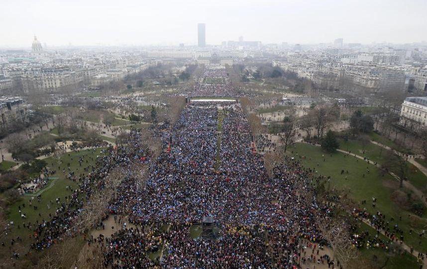 SUTE DE MII de oameni s-au adunat la Paris pentru a protesta faţă de legalizarea căsătoriilor gay 187328
