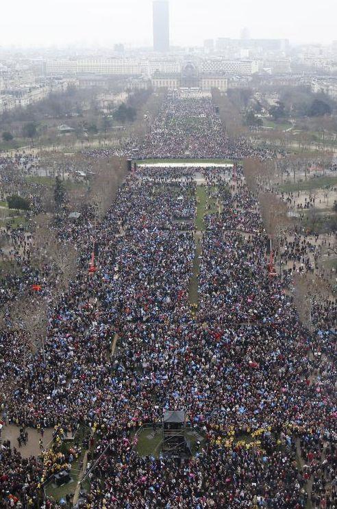 SUTE DE MII de oameni s-au adunat la Paris pentru a protesta faţă de legalizarea căsătoriilor gay 187329
