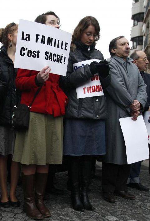 SUTE DE MII de oameni s-au adunat la Paris pentru a protesta faţă de legalizarea căsătoriilor gay 187330