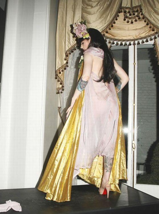 Regina Marii Britanii şi-a pus mâinile în cap când a văzut aceste imagini. Kate Middleton, pusă într-o postură revoltătoare 187371