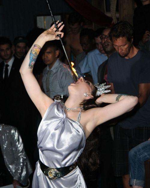 Regina Marii Britanii şi-a pus mâinile în cap când a văzut aceste imagini. Kate Middleton, pusă într-o postură revoltătoare 187373