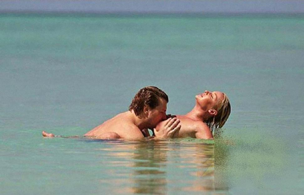 Credeau că nu îi vede nimeni când s-au dus în largul mării să facă asta. Nu ştiau că sunt filmaţi de la 1 km distanţă 187843