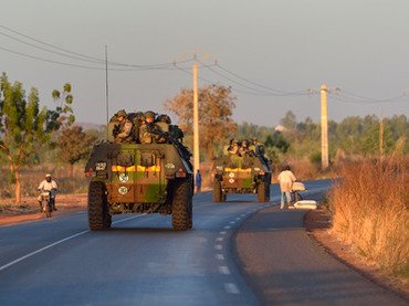Mali. Trupele franceze înaintează spre fortificaţiile rebelilor islamişti