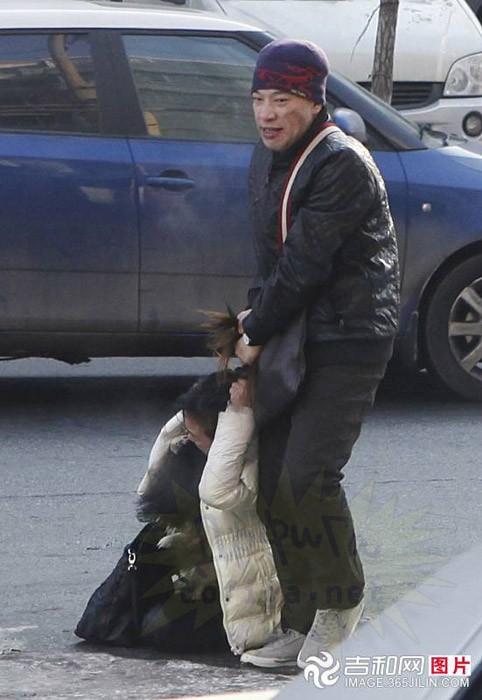 Ce se întâmplă în ţara asta şochează lumea. Făcea asta în mijlocul străzii, iar oamenii N-AU FĂCUT NIMIC! 188086