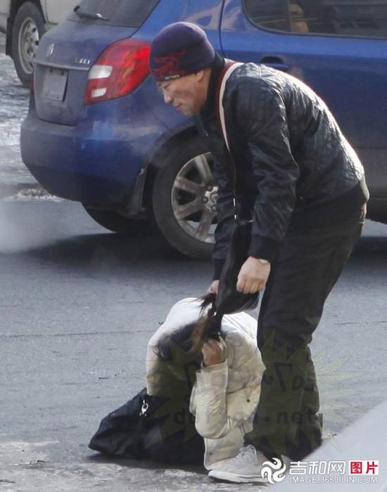 Ce se întâmplă în ţara asta şochează lumea. Făcea asta în mijlocul străzii, iar oamenii N-AU FĂCUT NIMIC! 188087