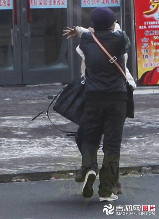 Ce se întâmplă în ţara asta şochează lumea. Făcea asta în mijlocul străzii, iar oamenii N-AU FĂCUT NIMIC! 188089