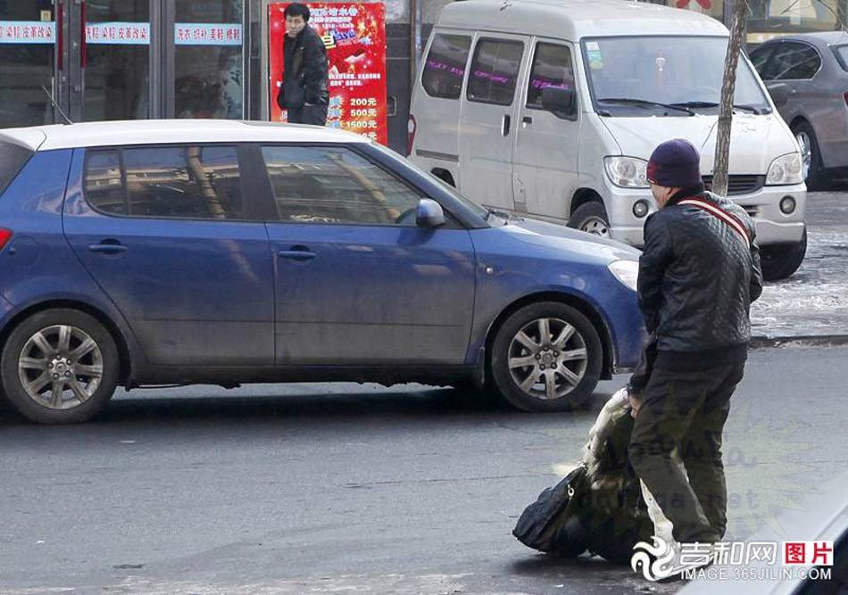 Ce se întâmplă în ţara asta şochează lumea. Făcea asta în mijlocul străzii, iar oamenii N-AU FĂCUT NIMIC! 188090