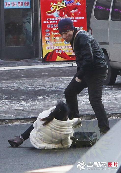 Ce se întâmplă în ţara asta şochează lumea. Făcea asta în mijlocul străzii, iar oamenii N-AU FĂCUT NIMIC! 188092